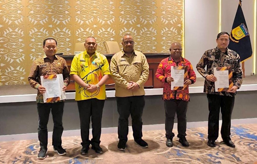 Wakil Gubernur Papua Serahkan Surat Tugas Kepada Dr. Karsudi, S.P.,M.Si  sebagai Plt. Kepala Dinas ESDM Penanaman Modal dan PTSP Provinsi Papua